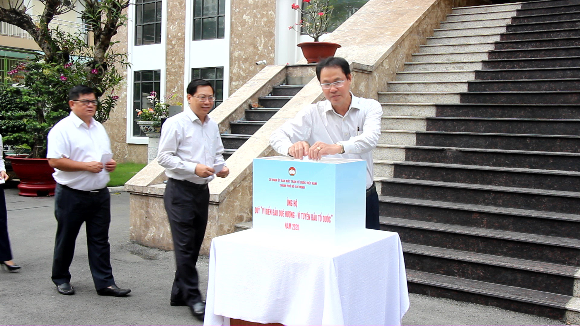 Đầu tuần, c&aacute;n bộ, c&ocirc;ng chức TP HCM đ&atilde; l&agrave;m 1 việc v&ocirc; c&ugrave;ng &yacute; nghĩa - Ảnh 3.