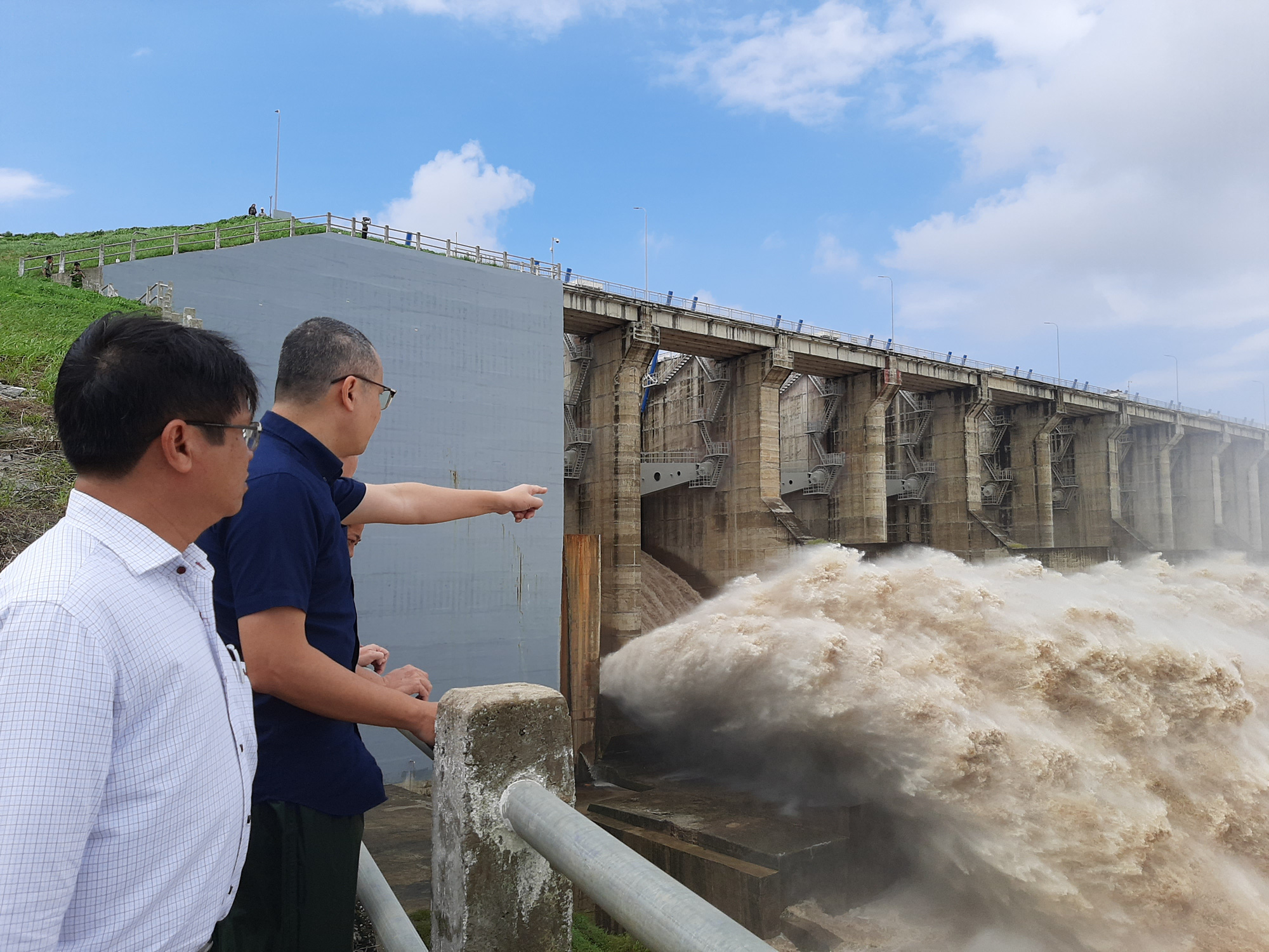 Hai thủy điện lớn ở Phú Yên đang nâng mức xả lũ