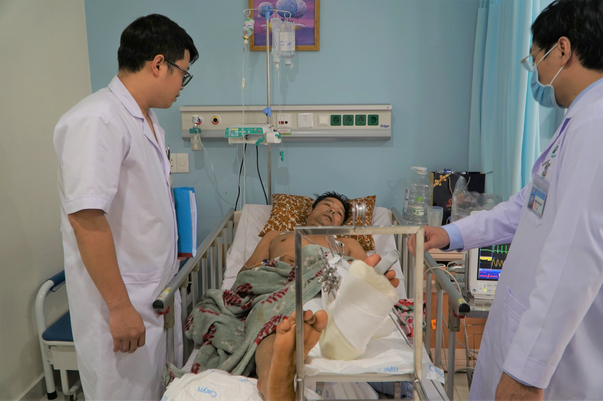 Vừa đi làm về, người đàn ông bị chém lìa chân - Ảnh 1.