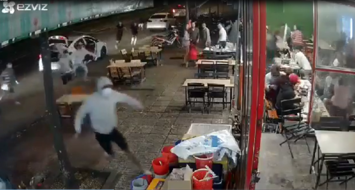 CLIP: Băng nh&oacute;m bịt mặt từ 3 &ocirc;t&ocirc; lao v&agrave;o qu&aacute;n nhậu hỗn chiến kinh ho&agrave;ng - Ảnh 1.