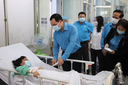 Hỗ trợ đoàn viên - lao động miền Trung khắc phục thiên tai