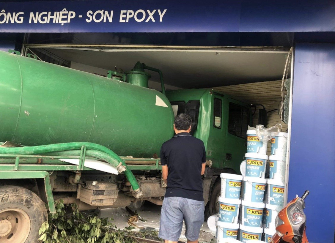 Xe bồn lao qua dải phân cách, tông vào cửa hàng, 2 người bị thương nặng