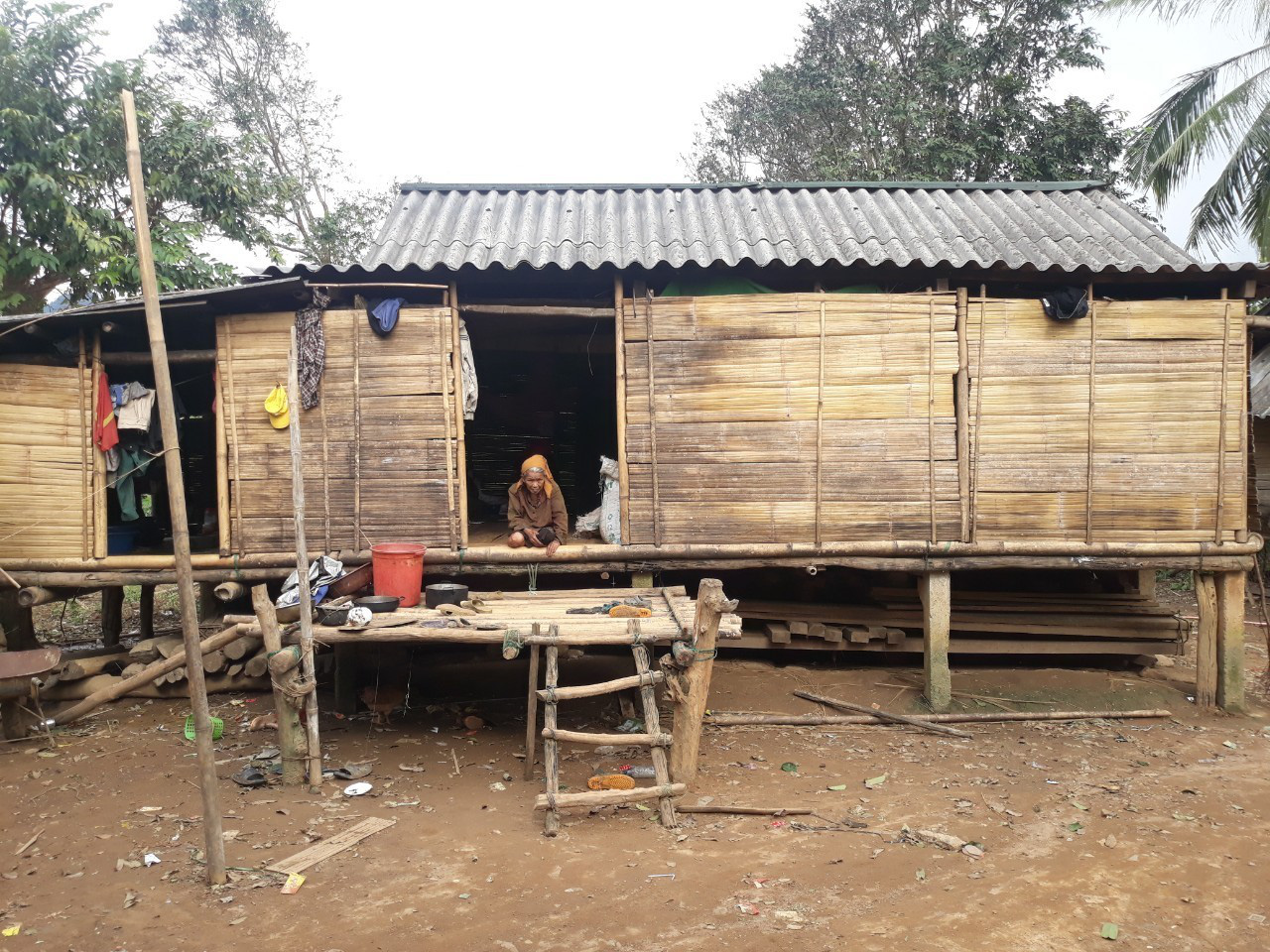 Vụ 10 triệu đồng bỏ quên trong đồ cứu trợ: Ông Ăm Diệu được khen thưởng - Ảnh 3.