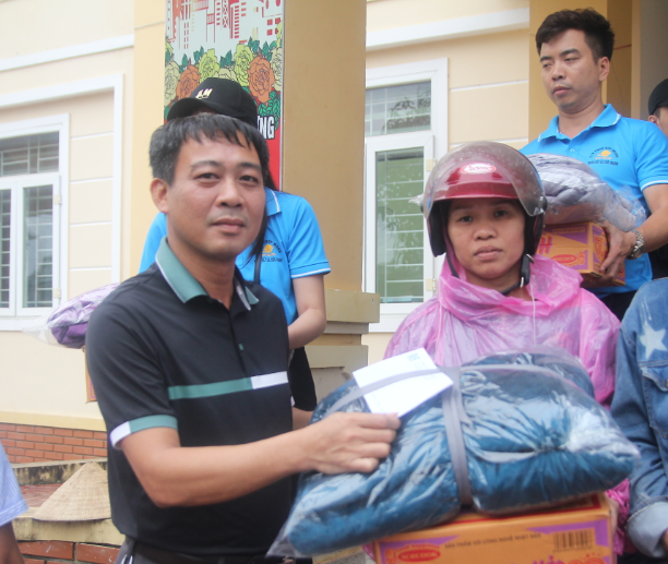 B&aacute;o Người Lao Động phối hợp với c&aacute;c nh&agrave; t&agrave;i trợ trao 160 triệu đồng cho b&agrave; con v&ugrave;ng lũ H&agrave; Tĩnh - Ảnh 8.