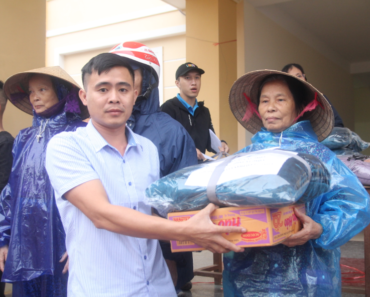 B&aacute;o Người Lao Động phối hợp với c&aacute;c nh&agrave; t&agrave;i trợ trao 160 triệu đồng cho b&agrave; con v&ugrave;ng lũ H&agrave; Tĩnh - Ảnh 7.