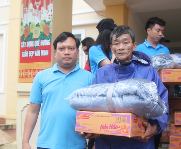 B&aacute;o Người Lao Động phối hợp với c&aacute;c nh&agrave; t&agrave;i trợ trao 160 triệu đồng cho b&agrave; con v&ugrave;ng lũ H&agrave; Tĩnh - Ảnh 5.