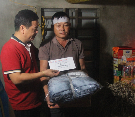 B&aacute;o Người Lao Động phối hợp với c&aacute;c nh&agrave; t&agrave;i trợ trao 160 triệu đồng cho b&agrave; con v&ugrave;ng lũ H&agrave; Tĩnh - Ảnh 9.
