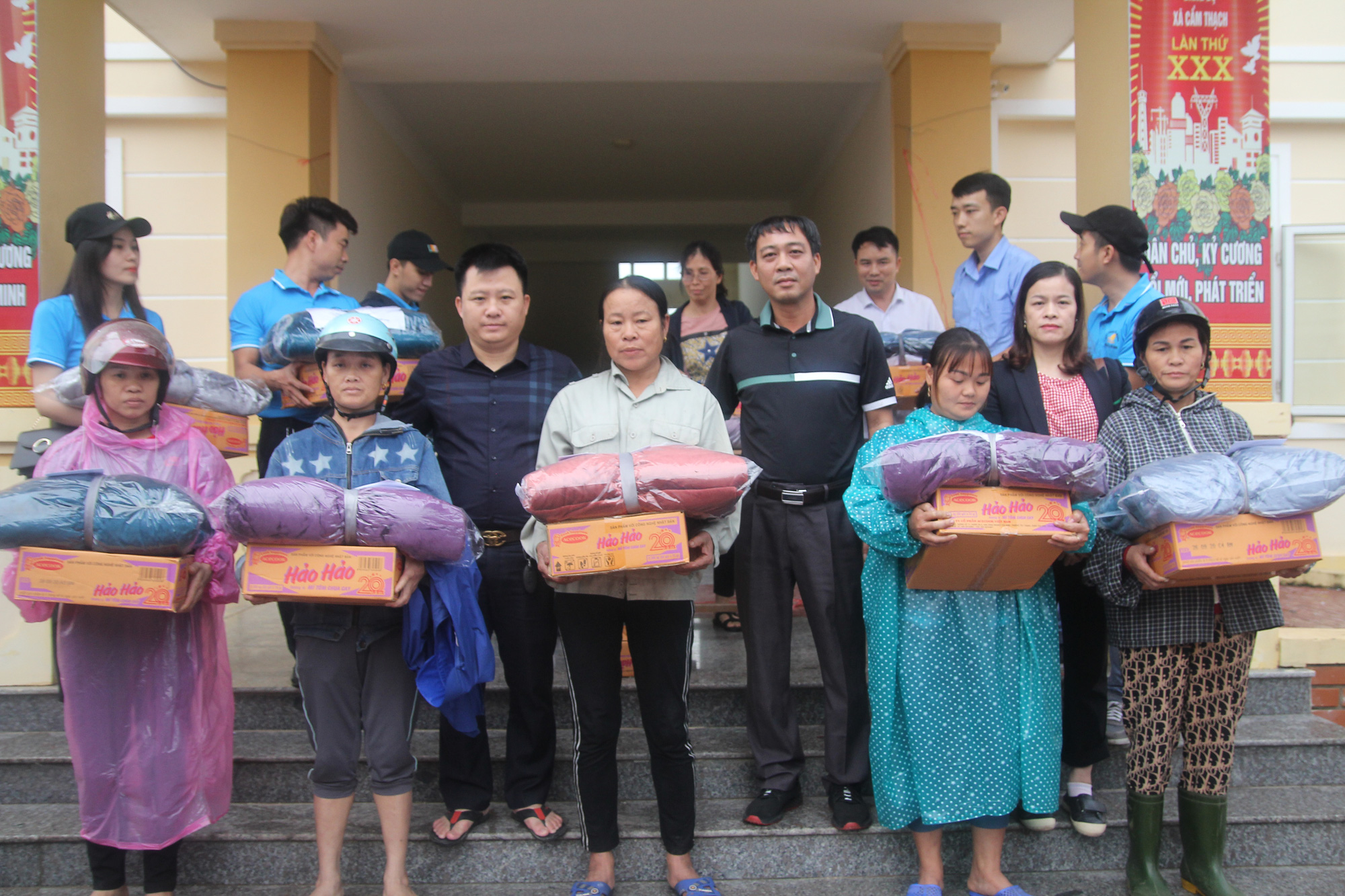 B&aacute;o Người Lao Động phối hợp với c&aacute;c nh&agrave; t&agrave;i trợ trao 160 triệu đồng cho b&agrave; con v&ugrave;ng lũ H&agrave; Tĩnh - Ảnh 2.