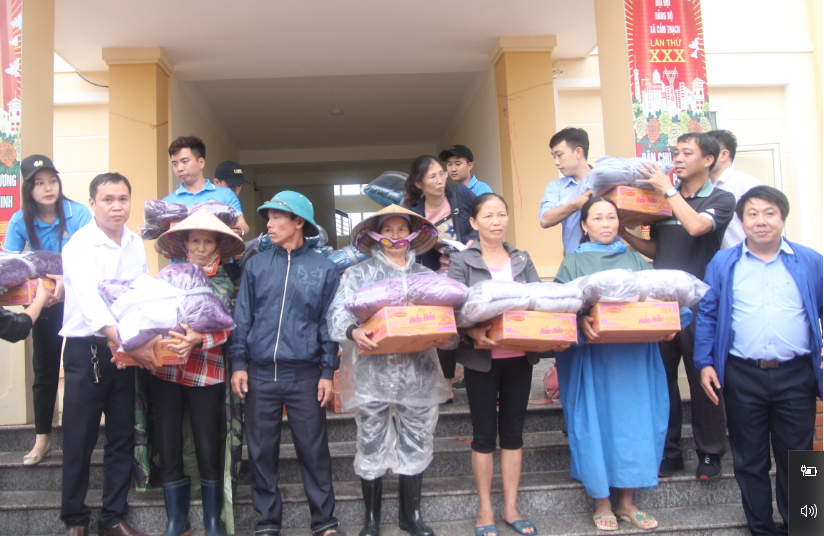 B&aacute;o Người Lao Động phối hợp với c&aacute;c nh&agrave; t&agrave;i trợ trao 160 triệu đồng cho b&agrave; con v&ugrave;ng lũ H&agrave; Tĩnh - Ảnh 3.