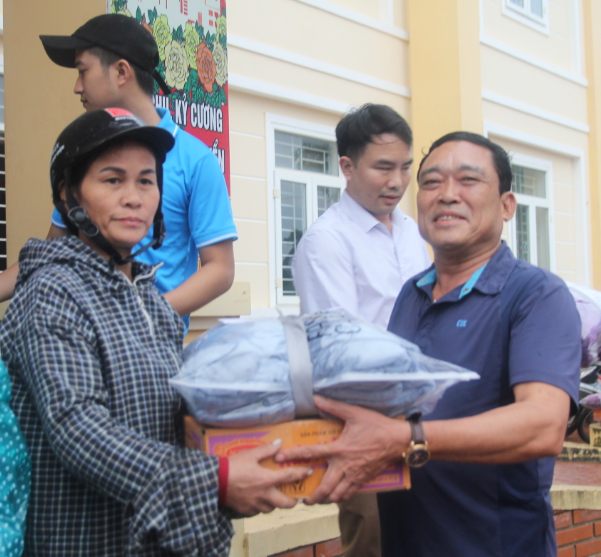 B&aacute;o Người Lao Động phối hợp với c&aacute;c nh&agrave; t&agrave;i trợ trao 160 triệu đồng cho b&agrave; con v&ugrave;ng lũ H&agrave; Tĩnh - Ảnh 6.