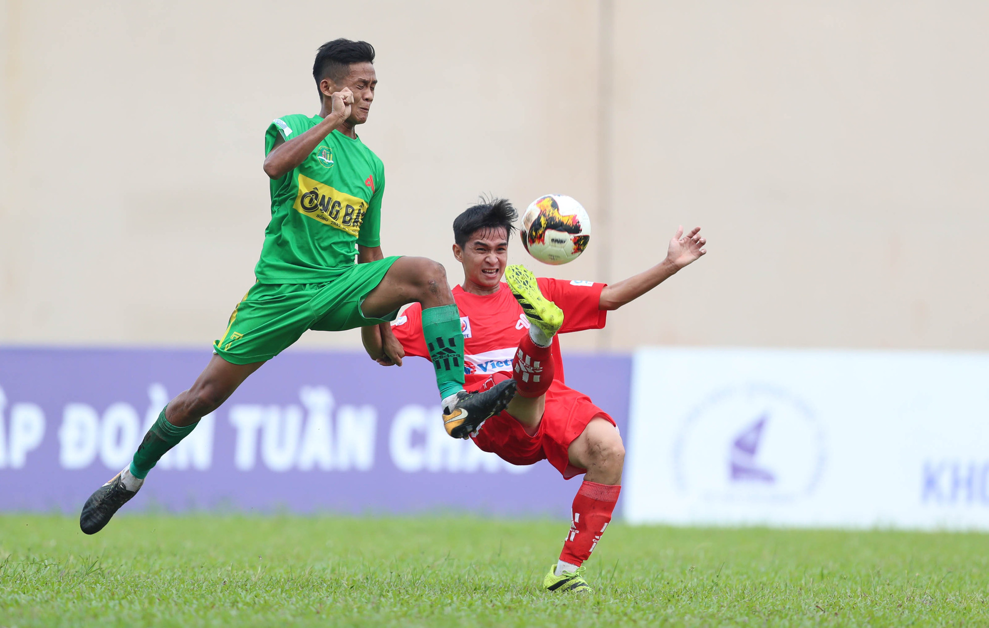 Giải b&oacute;ng đ&aacute; sinh vi&ecirc;n đ&ocirc;ng hơn nhiều trận V-League, bầu Đức thưởng n&oacute;ng Trường ĐH N&ocirc;ng L&acirc;m TP HCM - Ảnh 2.