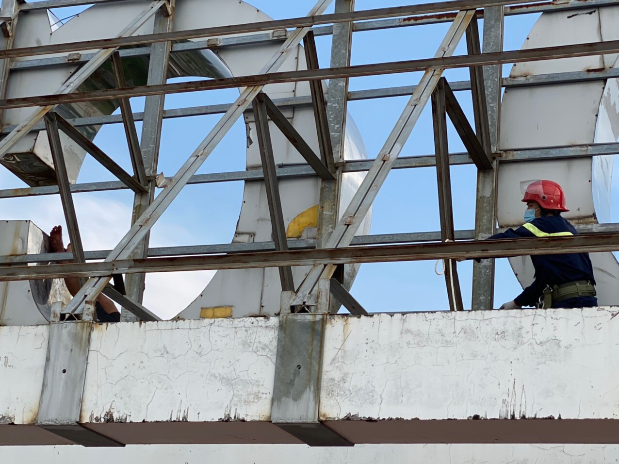 Nam thanh ni&ecirc;n nằm vất vưởng tr&ecirc;n tầng 24 chung cư, đ&ograve;i nhảy lầu tự tử - Ảnh 2.