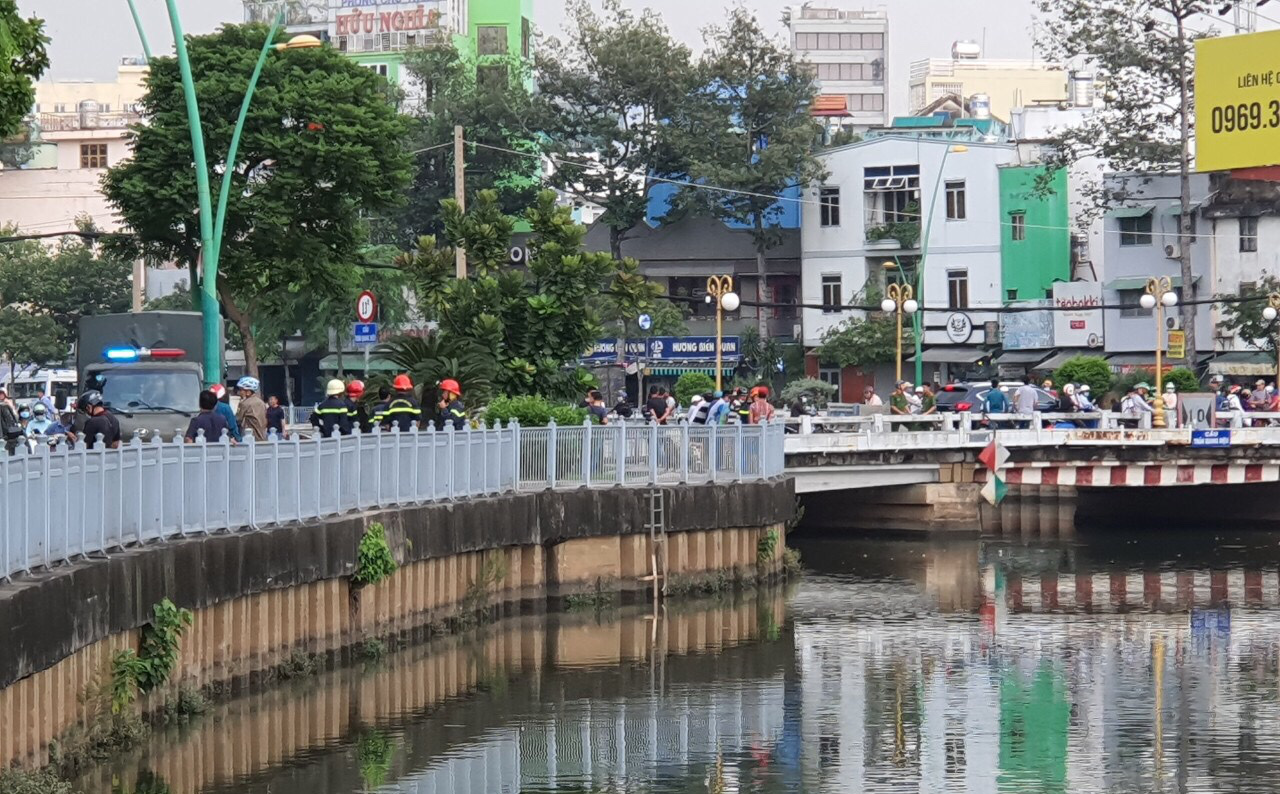 Tìm kiếm người đàn ông bất ngờ nhảy xuống cầu ở quận 3
