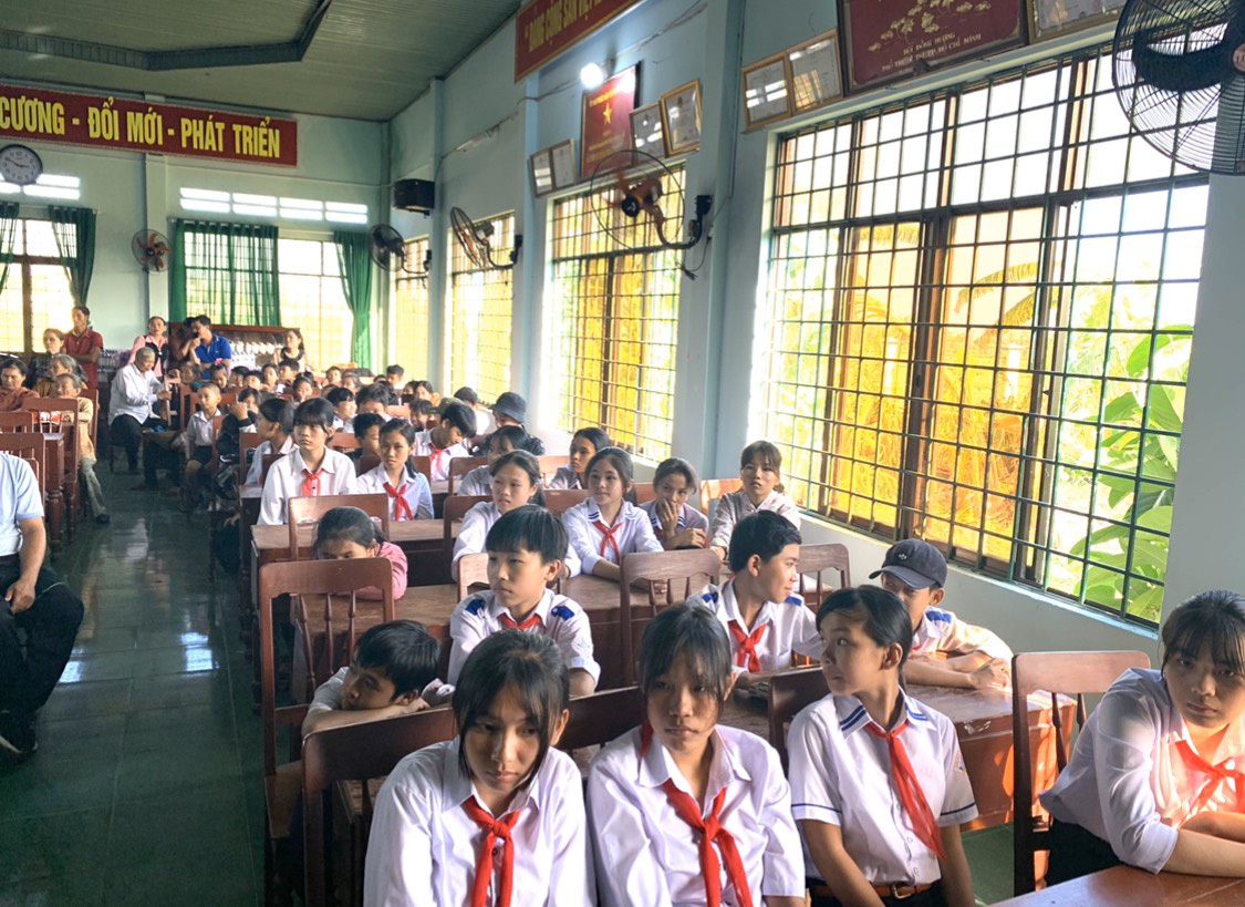 Trao gần 250 triệu đồng cho người gi&agrave; v&agrave; hộ ngh&egrave;o tại Quảng Ng&atilde;i - Ảnh 1.