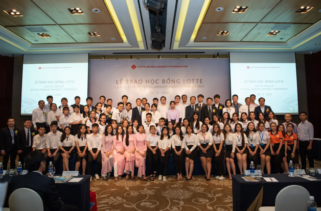 LOTTE tiếp tục trao học bổng cho sinh viên 11 trường đại học - Ảnh 2.