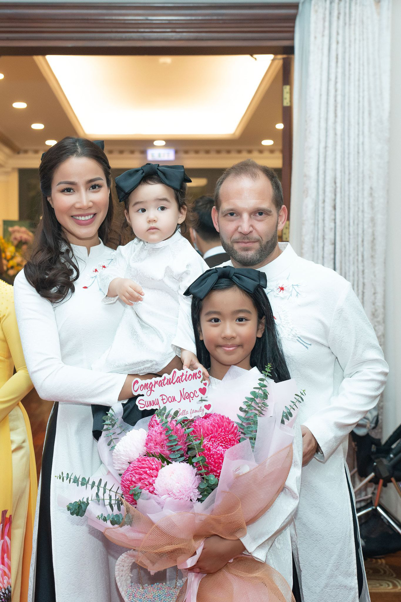 Diễn viên Bảo Trúc gửi yêu thương khi chồng Tây nằm bệnh viện - Ảnh 1.