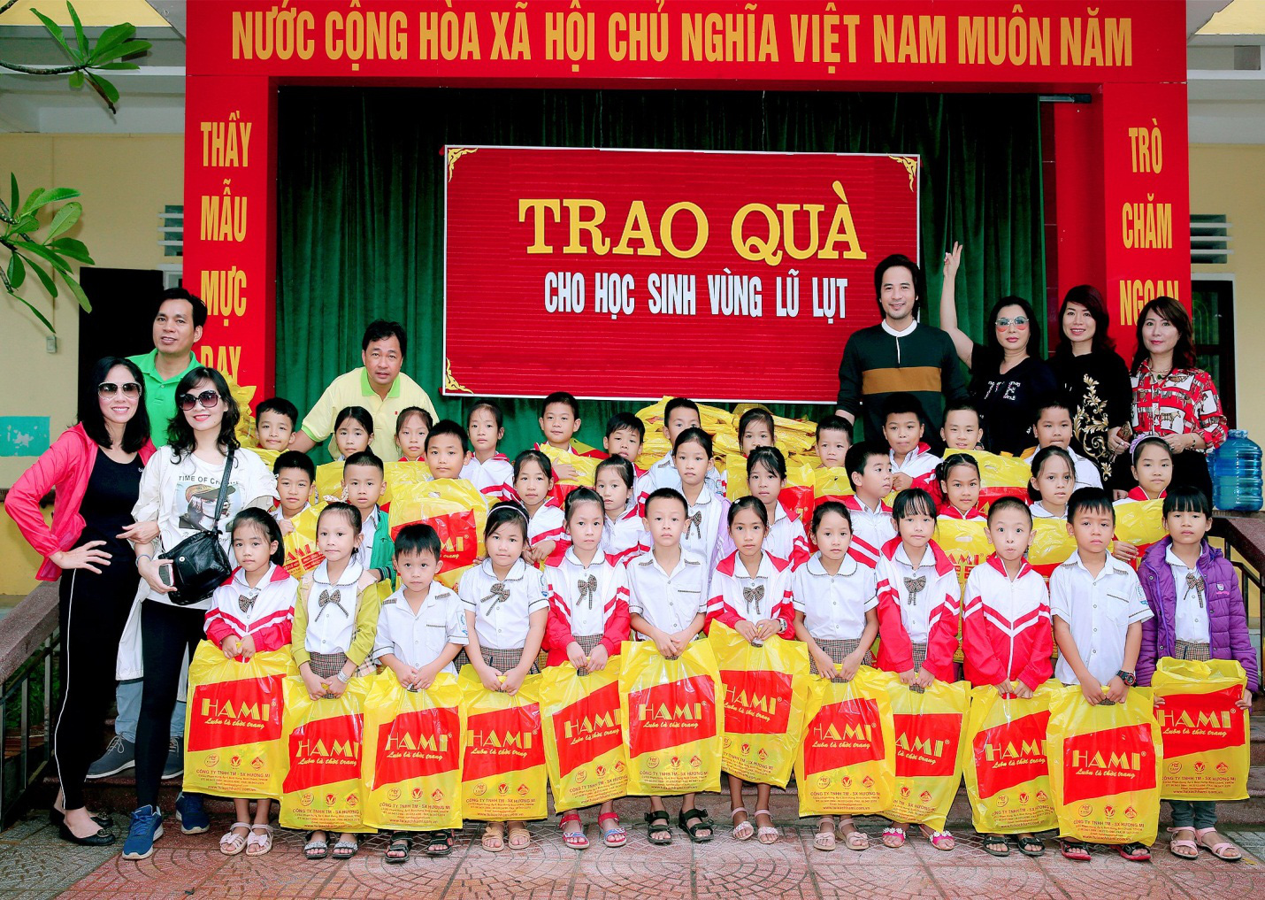 Doanh nh&acirc;n v&agrave; nghệ sĩ trao hơn 500 triệu đồng cho người d&acirc;n Quảng Ng&atilde;i v&agrave; Quảng Trị - Ảnh 3.
