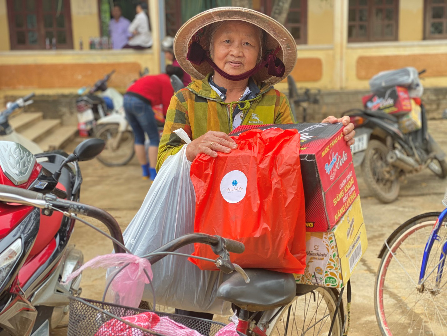 Công ty Vịnh Thiên Đường và Quỹ HOPE trao 2100 phần quà đến tận tay bà con vùng lũ