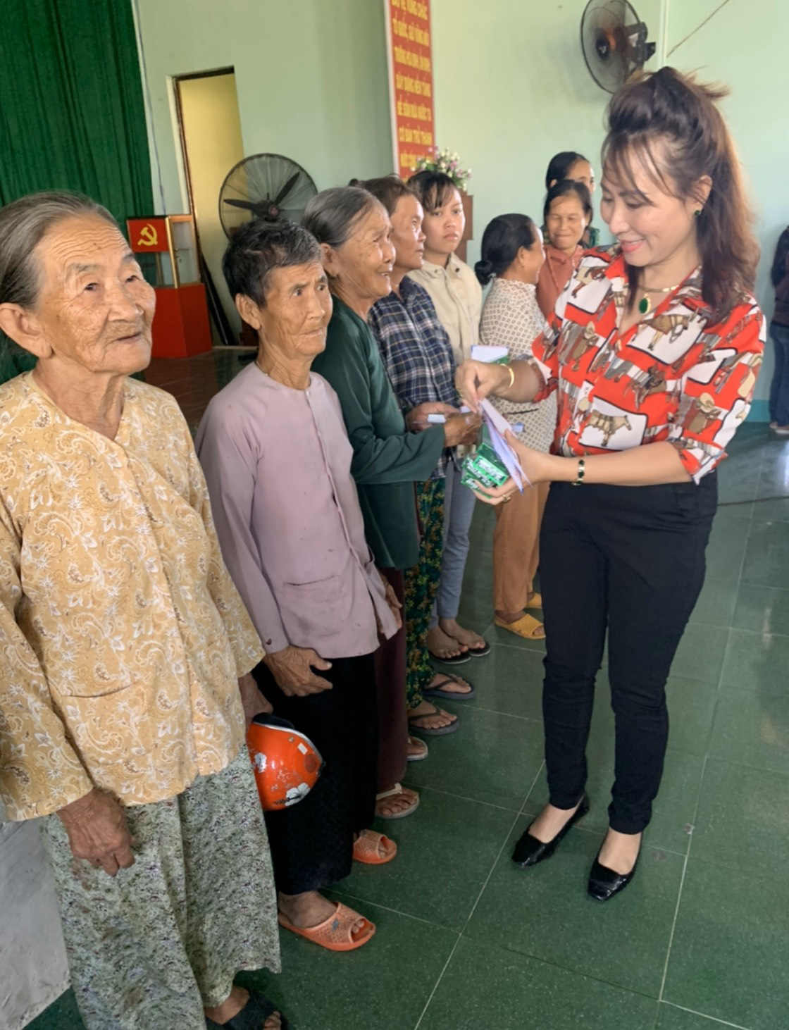 Trao gần 250 triệu đồng cho người gi&agrave; v&agrave; hộ ngh&egrave;o tại Quảng Ng&atilde;i - Ảnh 2.
