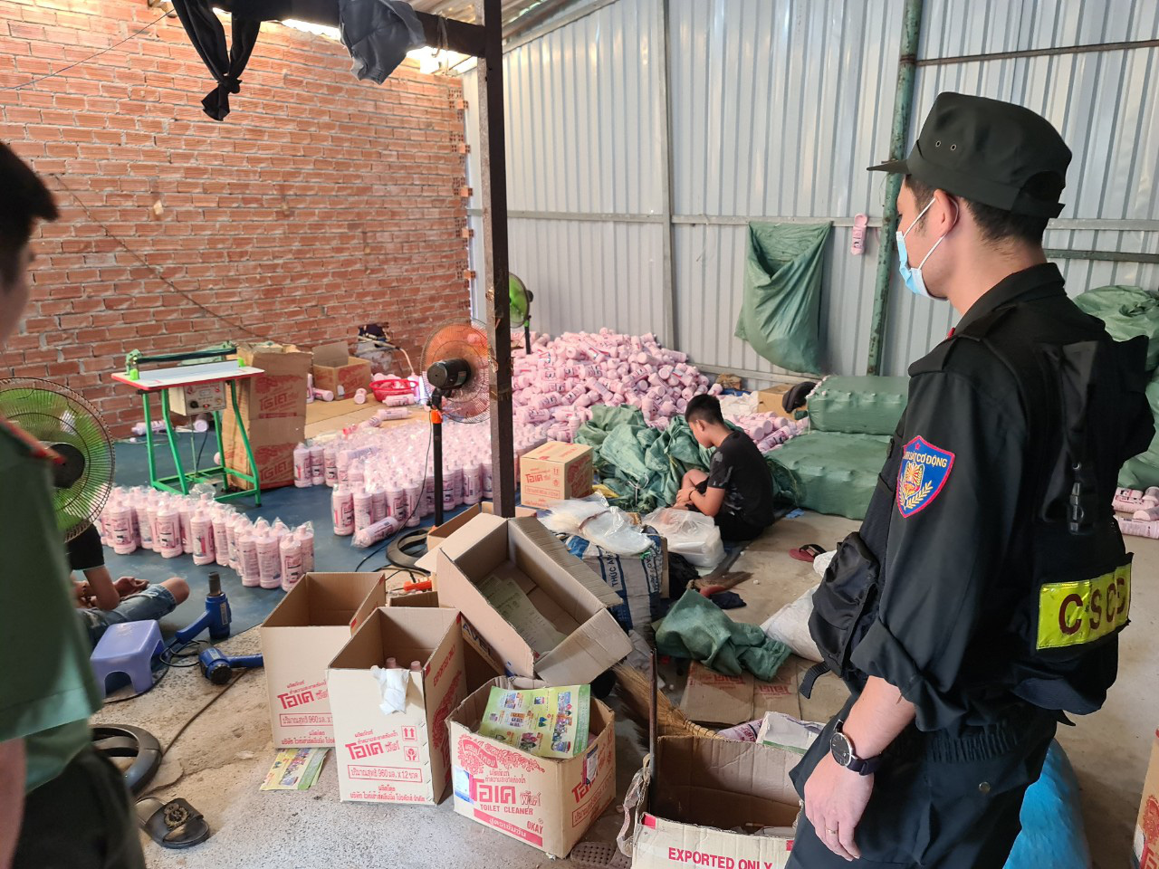 B&igrave;nh Dương: Ph&aacute;t hiện kho h&agrave;ng chứa lượng lớn nước tẩy rửa sinh hoạt giả - Ảnh 2.