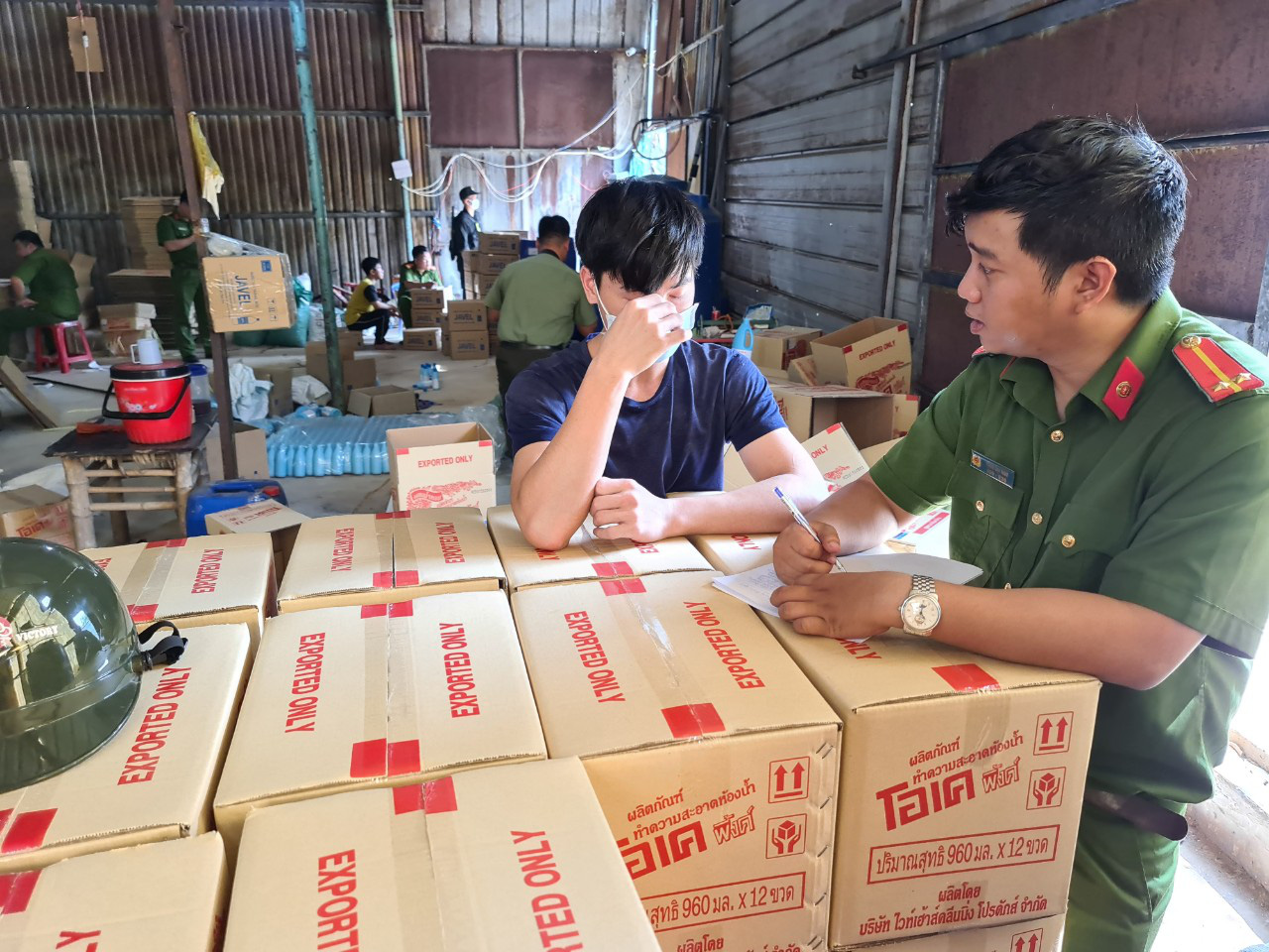 Bình Dương: Phát hiện kho hàng chứa lượng lớn nước tẩy rửa sinh hoạt giả