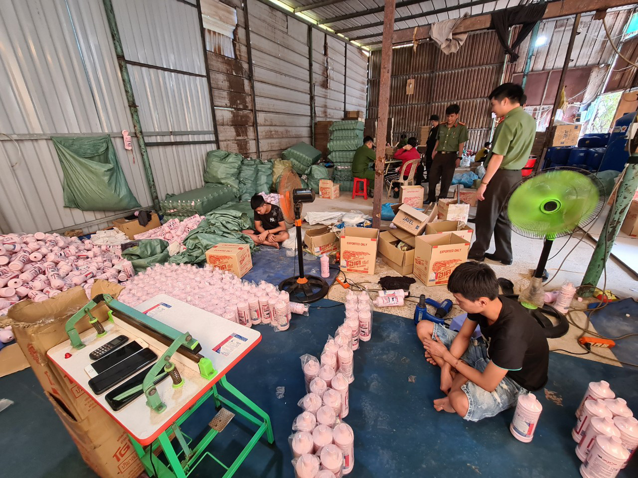 B&igrave;nh Dương: Ph&aacute;t hiện kho h&agrave;ng chứa lượng lớn nước tẩy rửa sinh hoạt giả - Ảnh 1.