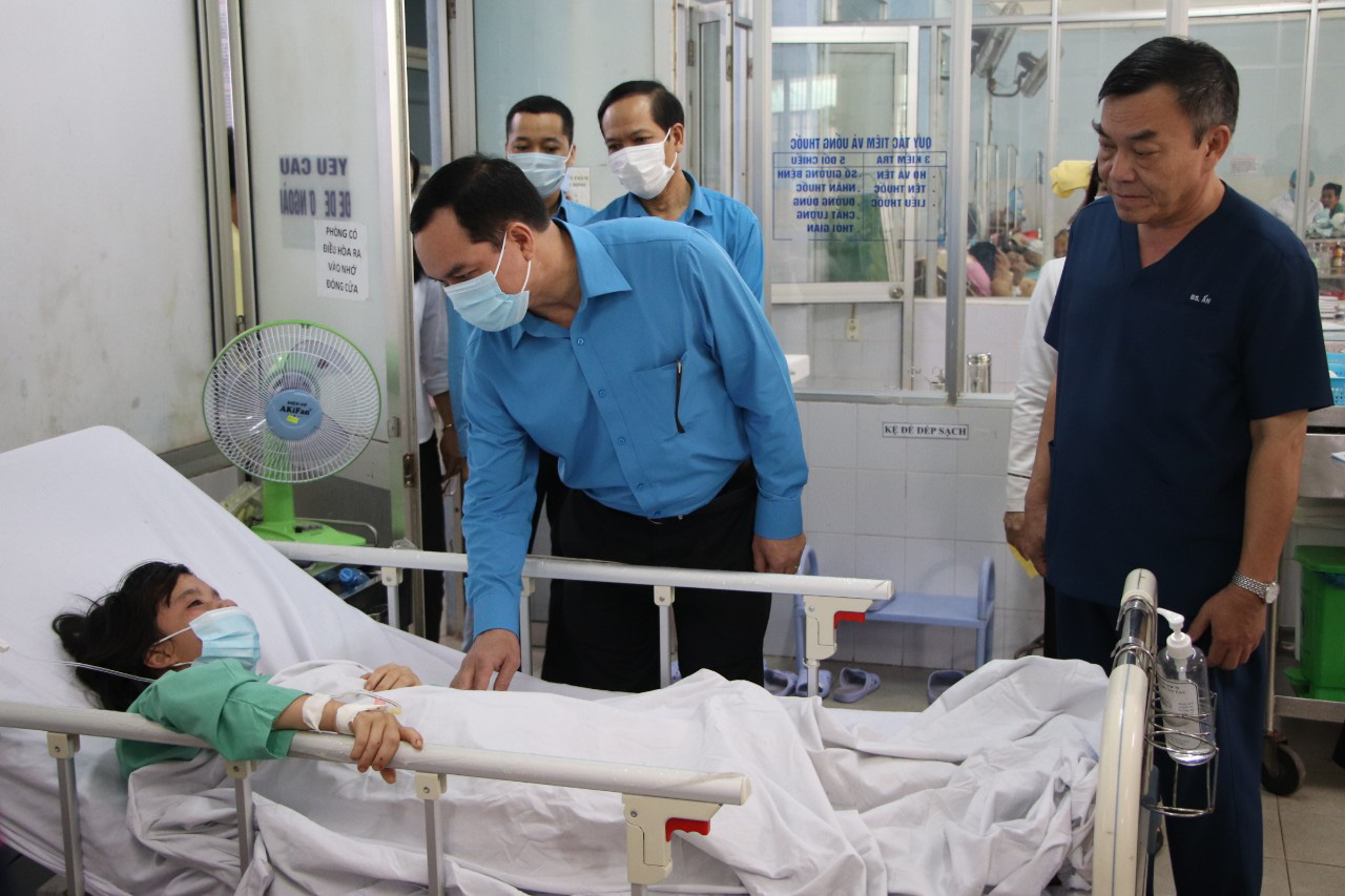 Tổng LĐLĐ Việt Nam hỗ trợ Quảng Nam 1,5 tỉ đồng khắc phục hậu quả bão lụt - Ảnh 6.
