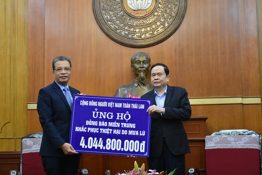 Kiều b&agrave;o ủng hộ hơn 11 tỉ đồng hỗ trợ b&agrave; con miền Trung - Ảnh 2.