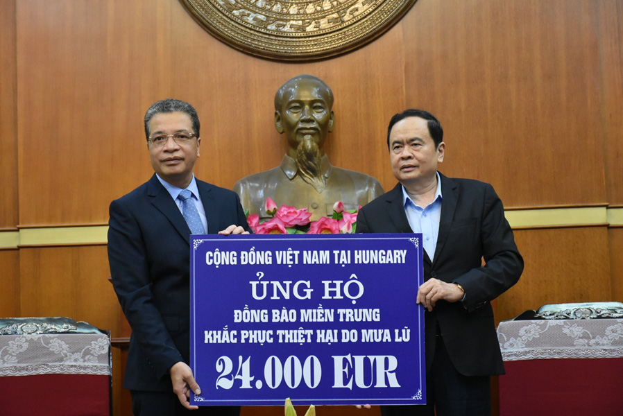 Kiều b&agrave;o ủng hộ hơn 11 tỉ đồng hỗ trợ b&agrave; con miền Trung - Ảnh 3.