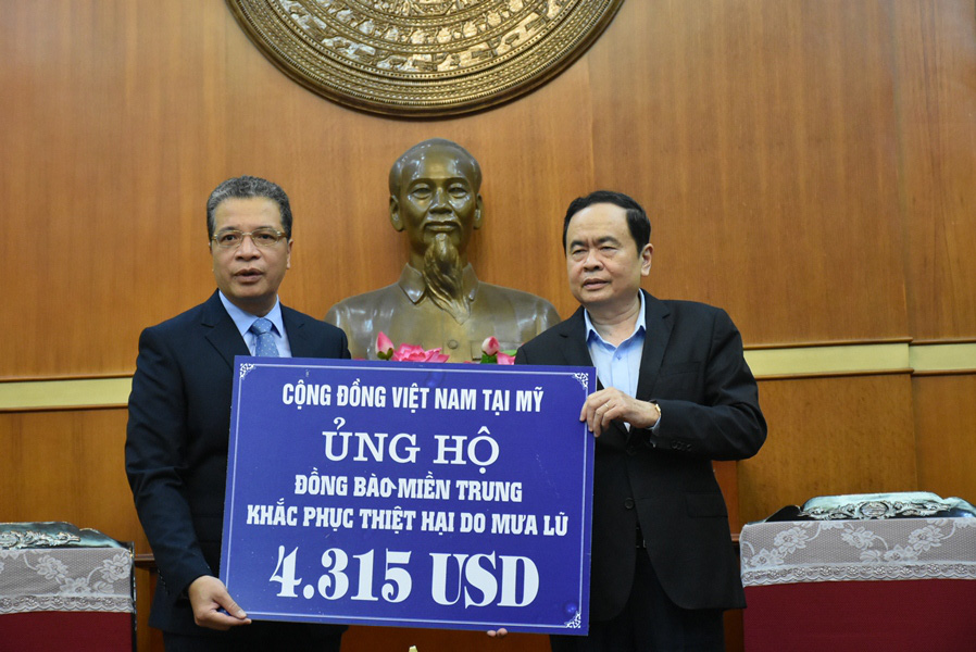 Kiều b&agrave;o ủng hộ hơn 11 tỉ đồng hỗ trợ b&agrave; con miền Trung - Ảnh 7.