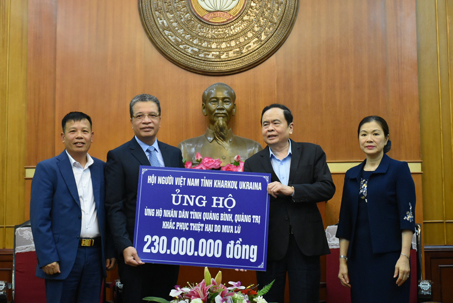 Kiều b&agrave;o ủng hộ hơn 11 tỉ đồng hỗ trợ b&agrave; con miền Trung - Ảnh 8.