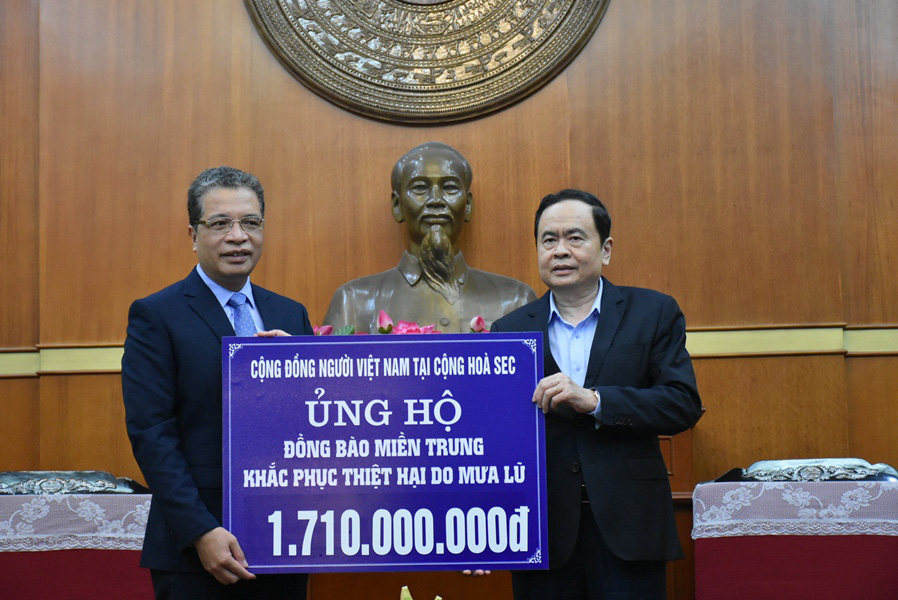 Kiều b&agrave;o ủng hộ hơn 11 tỉ đồng hỗ trợ b&agrave; con miền Trung - Ảnh 4.