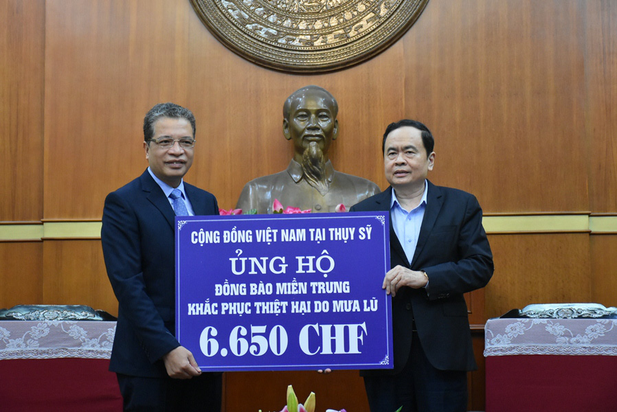 Kiều b&agrave;o ủng hộ hơn 11 tỉ đồng hỗ trợ b&agrave; con miền Trung - Ảnh 5.