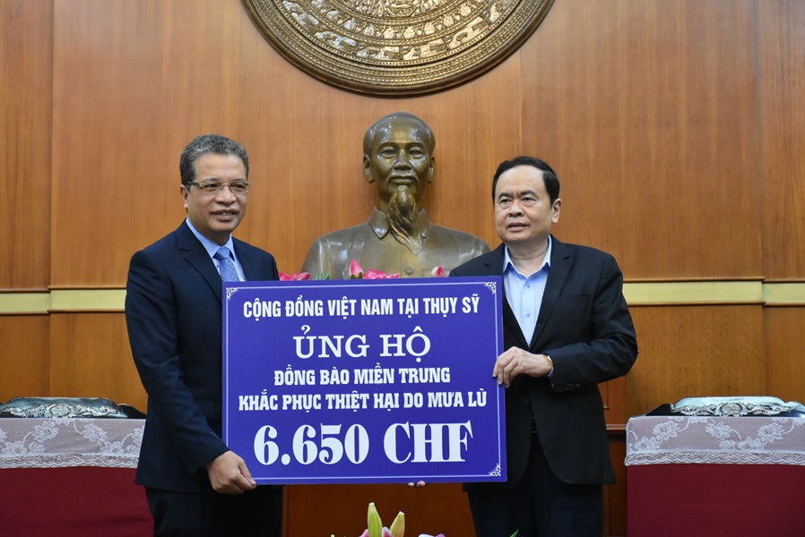Kiều b&agrave;o ủng hộ hơn 11 tỉ đồng hỗ trợ b&agrave; con miền Trung - Ảnh 10.