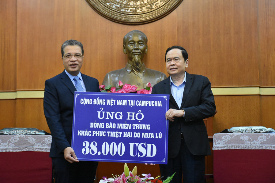 Kiều b&agrave;o ủng hộ hơn 11 tỉ đồng hỗ trợ b&agrave; con miền Trung - Ảnh 12.