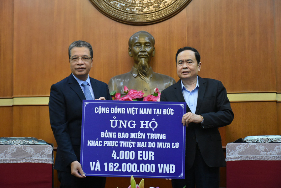 Kiều b&agrave;o ủng hộ hơn 11 tỉ đồng hỗ trợ b&agrave; con miền Trung - Ảnh 13.