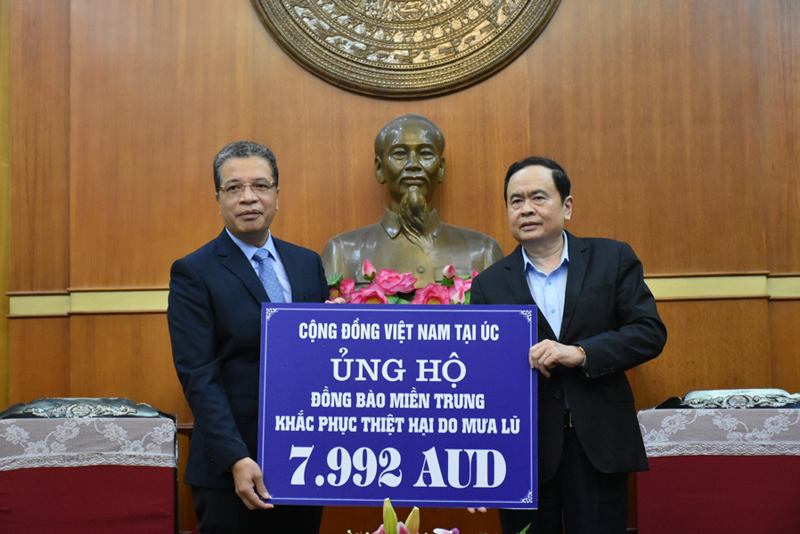 Kiều b&agrave;o ủng hộ hơn 11 tỉ đồng hỗ trợ b&agrave; con miền Trung - Ảnh 6.