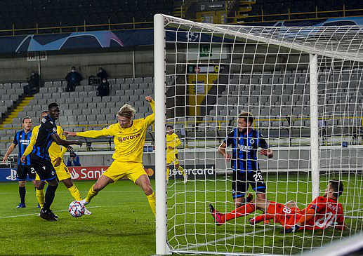Dortmund thắng to ở Champions League, Haaland lập kỳ t&iacute;ch kh&ocirc;ng tưởng tuổi 20 - Ảnh 3.