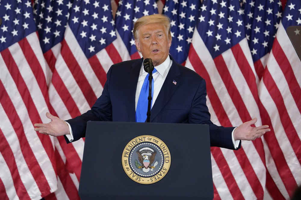 Đối thủ s&aacute;t vạch đ&iacute;ch, Tổng thống Trump l&agrave;m g&igrave; để lật ngược t&igrave;nh thế? - Ảnh 4.