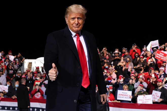 Tổng thống Trump bận rộn với tòa án, ông Biden khởi động chuyển giao quyền lực