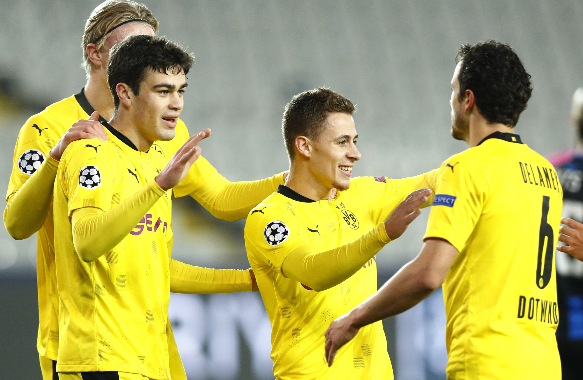 Dortmund thắng to ở Champions League, Haaland lập kỳ t&iacute;ch kh&ocirc;ng tưởng tuổi 20 - Ảnh 1.