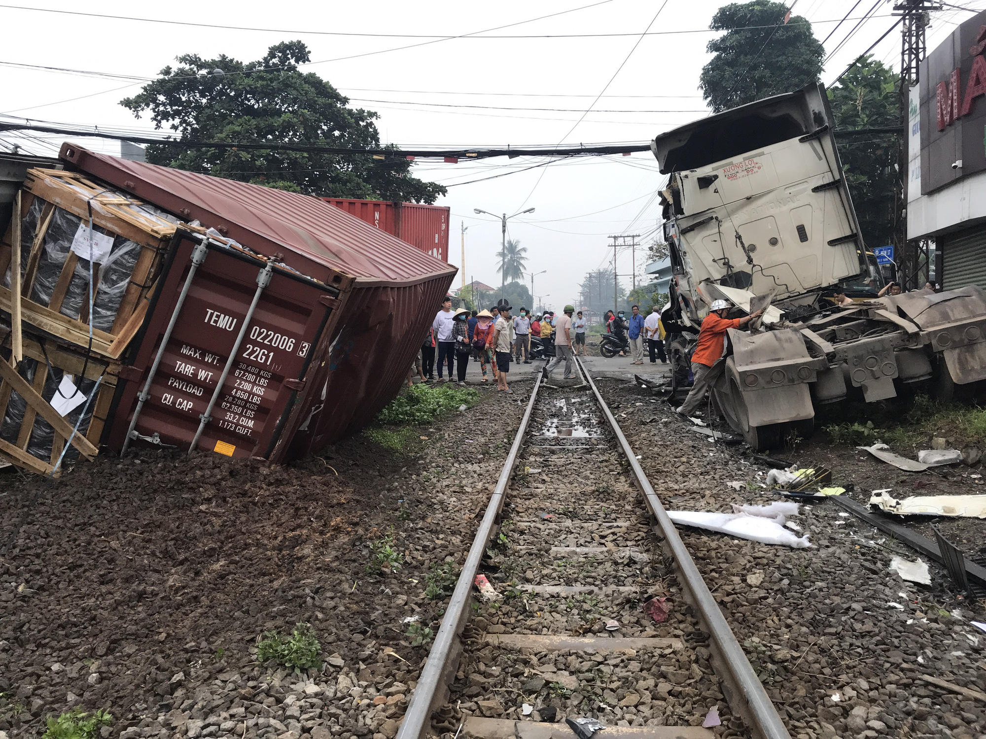 Bình Dương: Tàu hỏa tông container đứt đôi, tài xế bị thương nặng