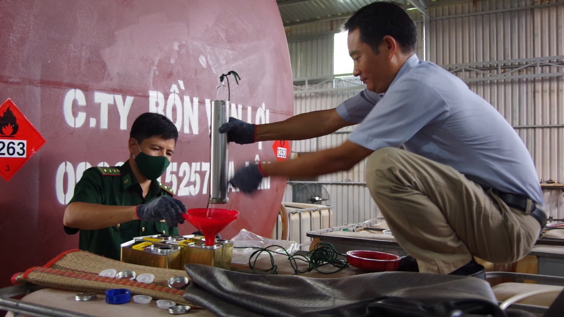 Hàng ngàn lít xăng giả tại Vũng Tàu được sản xuất như thế nào? - Ảnh 3.