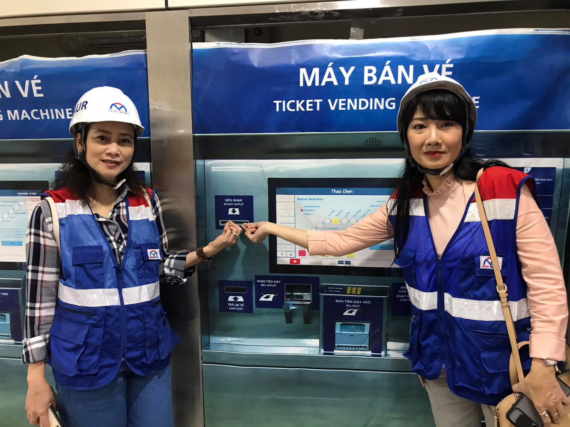 TP HCM: Nhiều văn nghệ sĩ dâng trào cảm xúc khi tham quan các công trình trọng điểm - Ảnh 7.