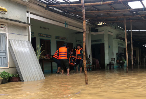 Miền Trung mưa lớn, nhiều nơi bị chia cắt