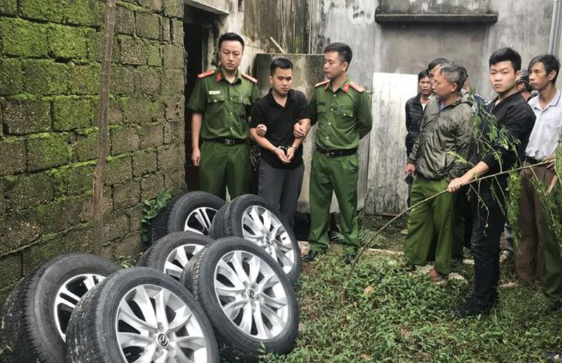 &ldquo;Si&ecirc;u trộm&rdquo; l&aacute;i xe 7 chỗ g&acirc;y ra h&agrave;ng loạt vụ th&aacute;o b&aacute;nh &ocirc;t&ocirc; trong đ&ecirc;m - Ảnh 2.