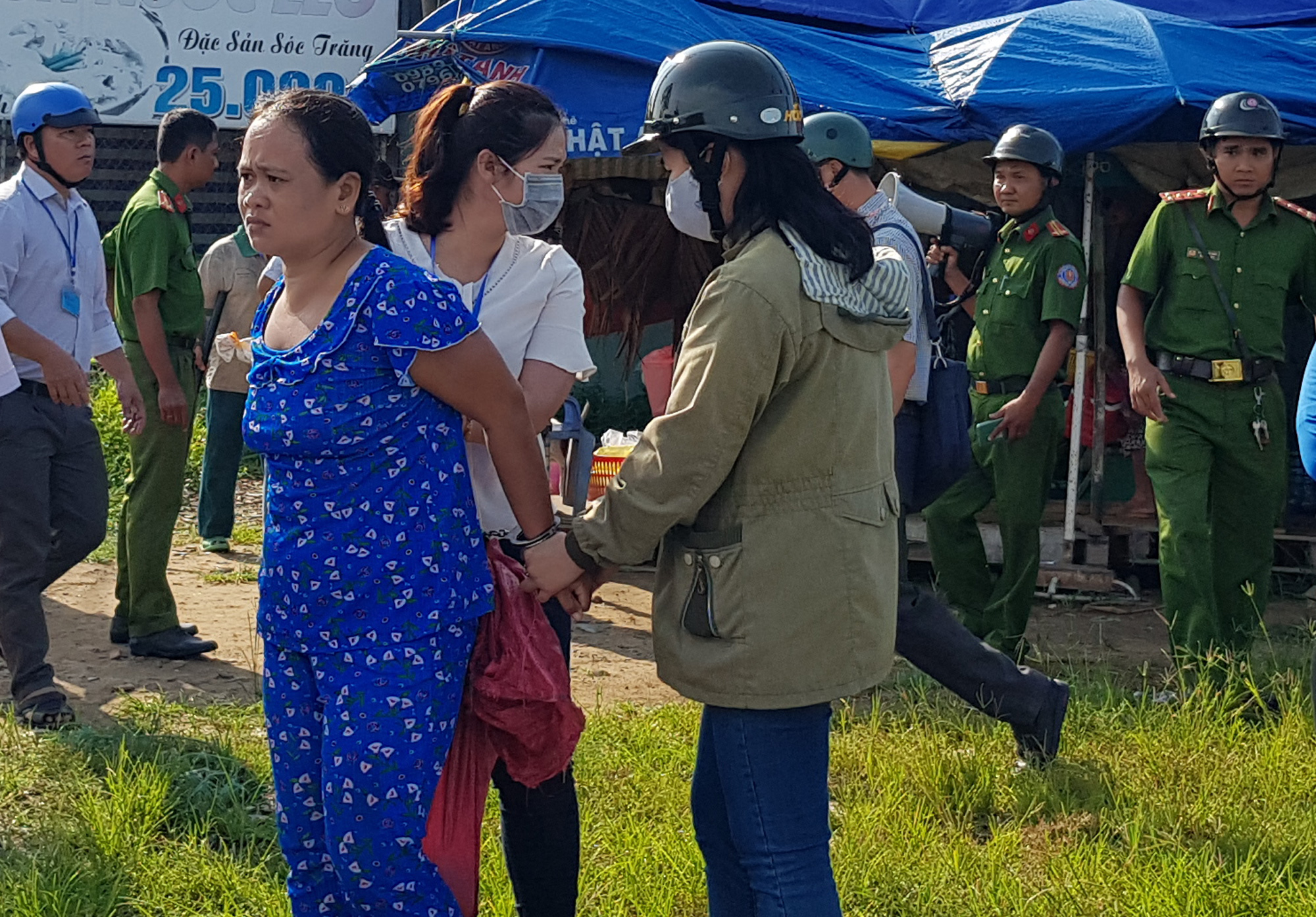 Cưỡng chế đ&ocirc;i vợ chồng lấn chiếm h&agrave;nh lang Quốc lộ 1 - Ảnh 1.