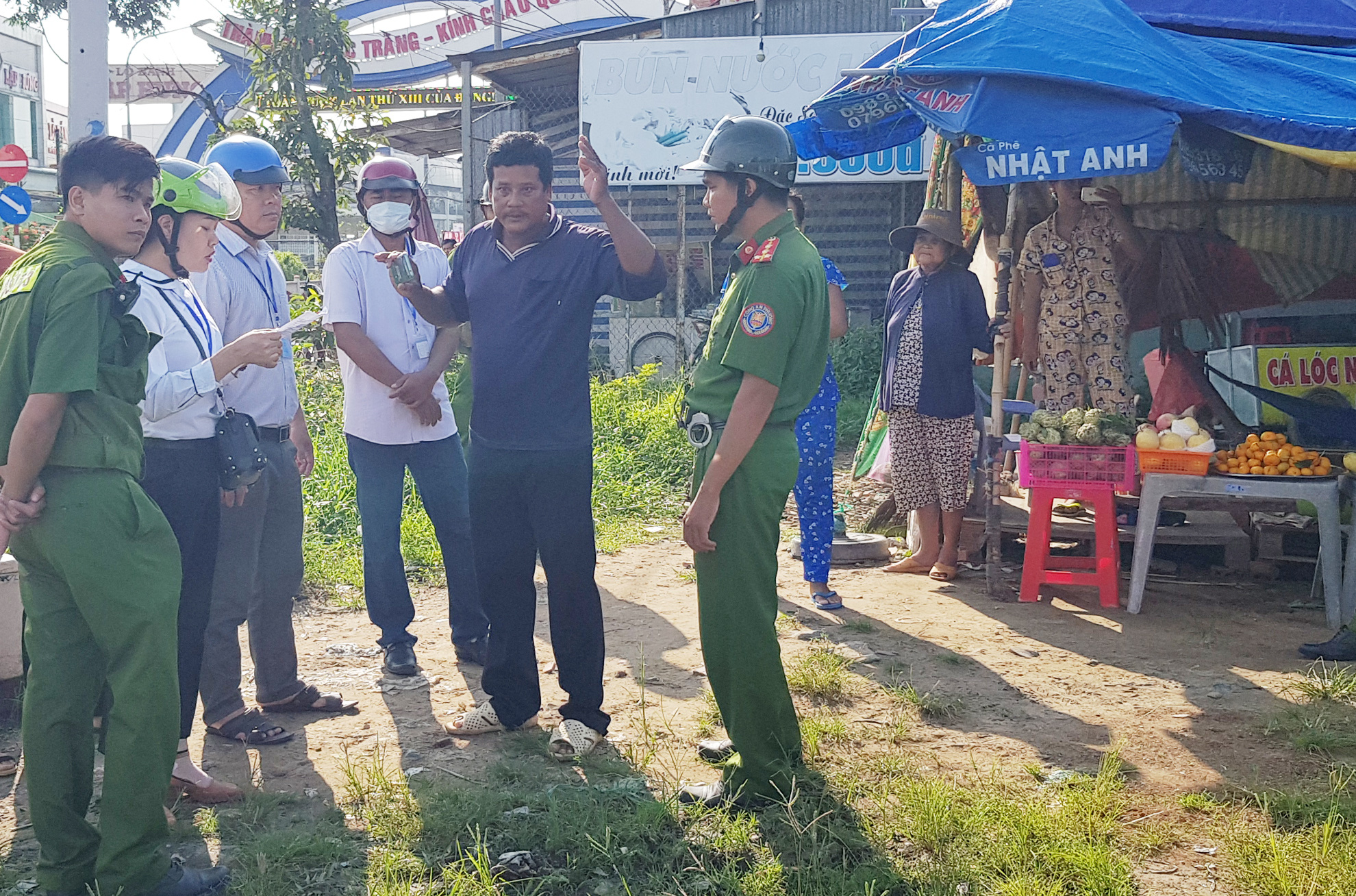Cưỡng chế đ&ocirc;i vợ chồng lấn chiếm h&agrave;nh lang Quốc lộ 1 - Ảnh 4.