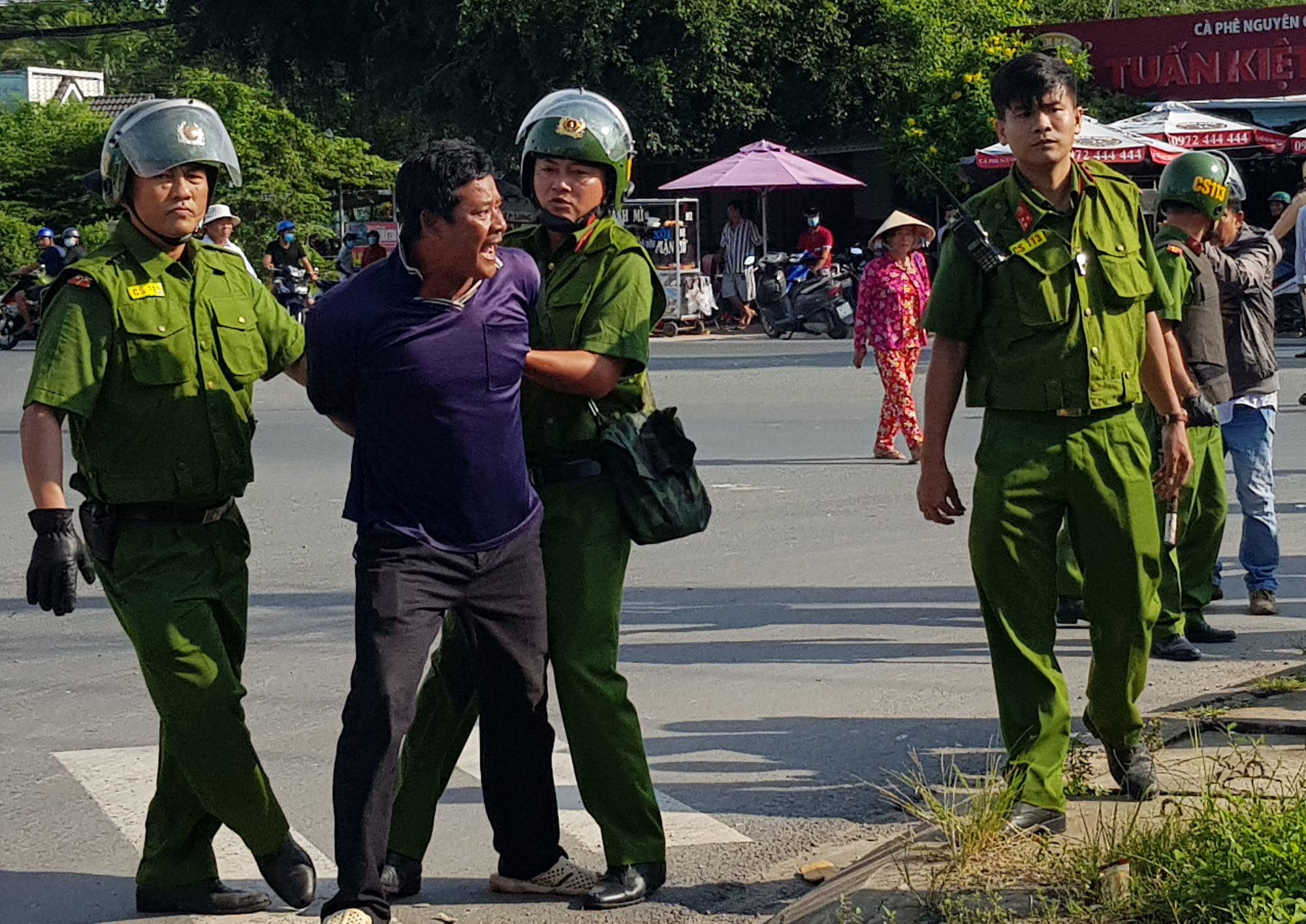 Cưỡng chế đ&ocirc;i vợ chồng lấn chiếm h&agrave;nh lang Quốc lộ 1 - Ảnh 5.