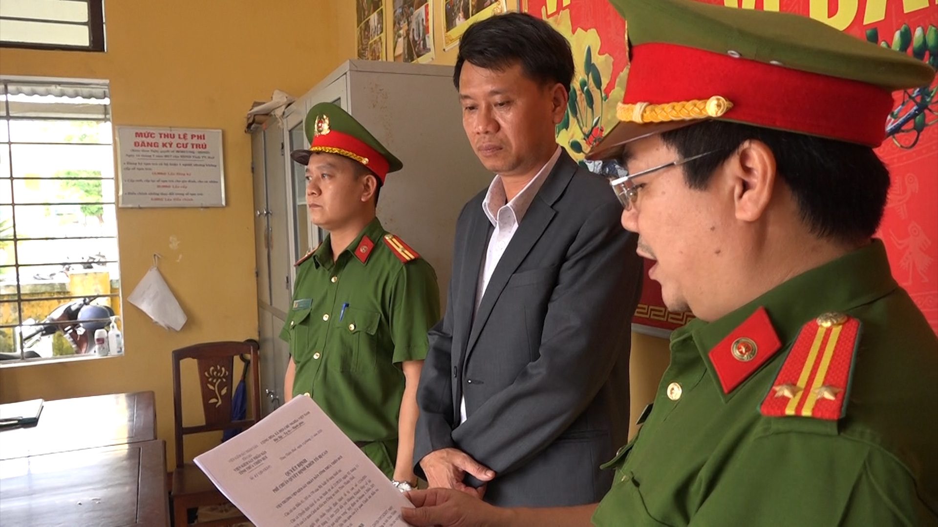 Bắt giữ nguy&ecirc;n Gi&aacute;m đốc Văn ph&ograve;ng Đăng k&yacute; đất đai TP Huế - Ảnh 1.